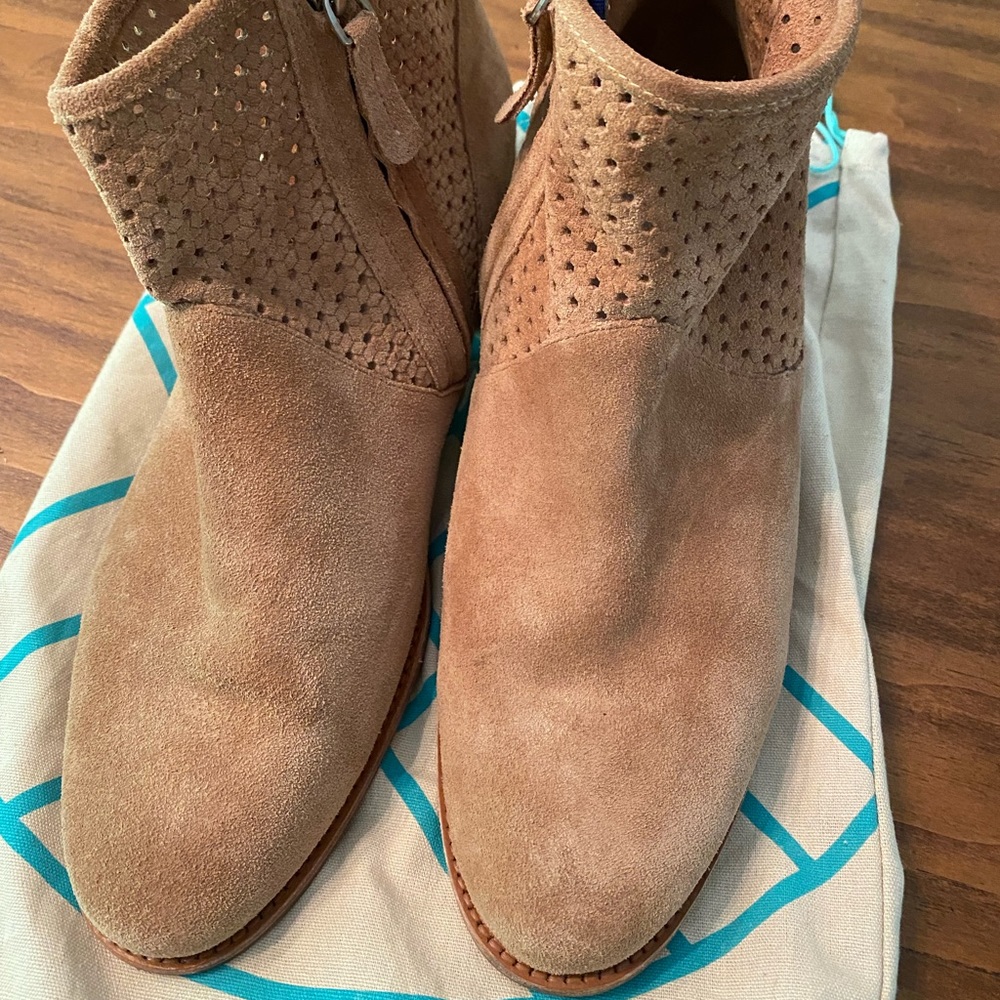 Tahari Size 10 Ankle Boots. Tan Suede.